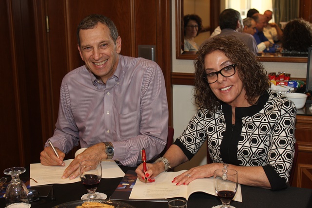 IBM signing Hanoch Grizitzky.jpg